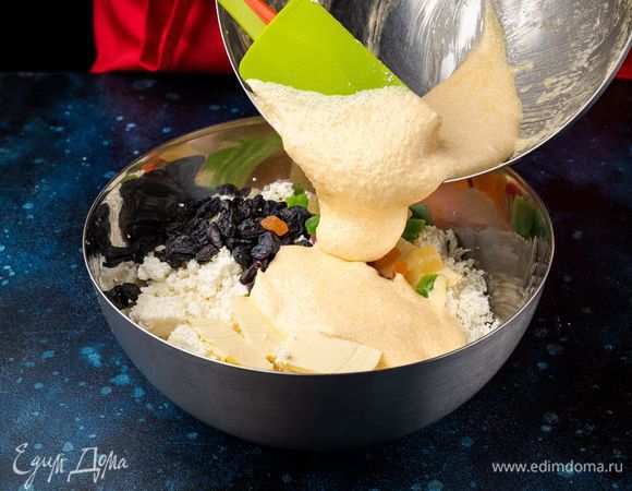 Добавьте сливочное масло, цукаты, изюм, сметану до получения однородной массы. 