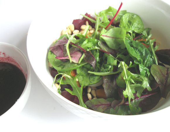 Помытую и просушенную зелень.