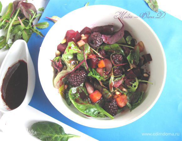 Добавить соус, перемешать. Для украшения добавить несколько свежих ягод ежевики.