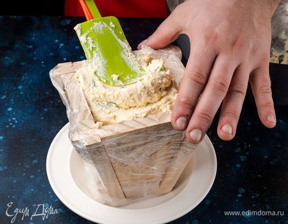 Выложите массу в пасочницу (предварительно положите марлю или пищевая пленку). Оставьте пасху настояться 1-2 дня.