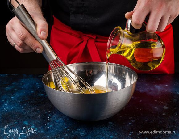 Не прекращая взбивать, вливайте очень тонкой струйкой растительное масло (еще лучше вводить масло буквально каплями). Продолжайте взбивать, пока масса не достигнет необходимой консистенции. Майонез становится гуще при добавлении растительного масла.