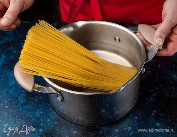 Отварите спагетти. Необходимо просто следовать инструкции на упаковке. 