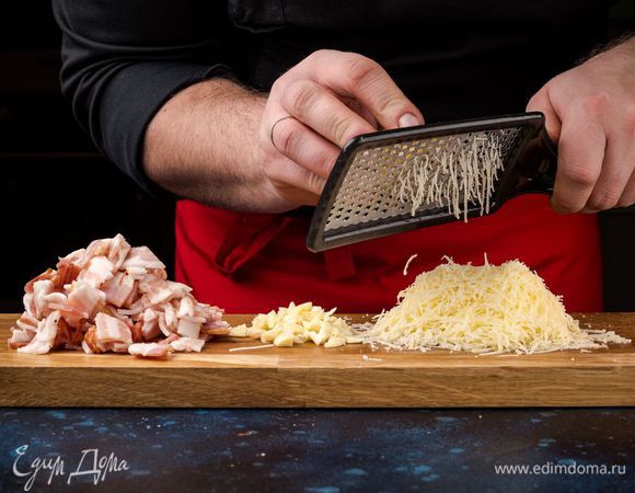 Нарежьте бекон, чеснок и натрите сыр на терке.