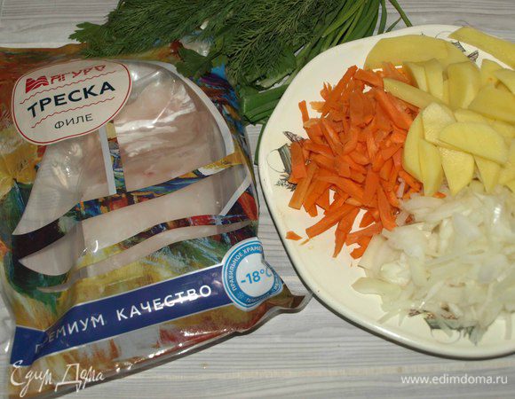 Количество продуктов указано в очищенном виде. Довести до кипения заранее приготовленный куриный бульон. Картофель нарезать ломтиками, морковь — соломкой, лук — полукольцами. Стебли петрушки и укропа мелко порубить. 