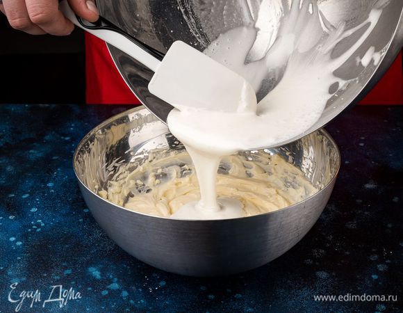 Добавьте белковую смесь, взбейте. 