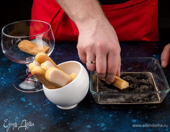 Сварите кофе, остудите. Пропитайте печенье саворяди в кофе и выложите на дно формы. 