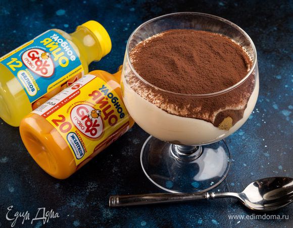 Сверху посыпьте десерт какао-порошком. 