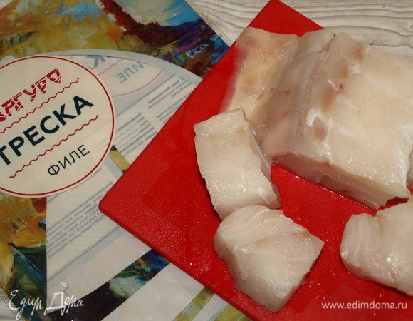 Филе трески ТМ «Магуро» нарезать средними кусками. Удалить при необходимости кости.