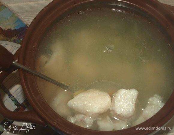 Когда картофель готов, добавить рыбу и тмин.