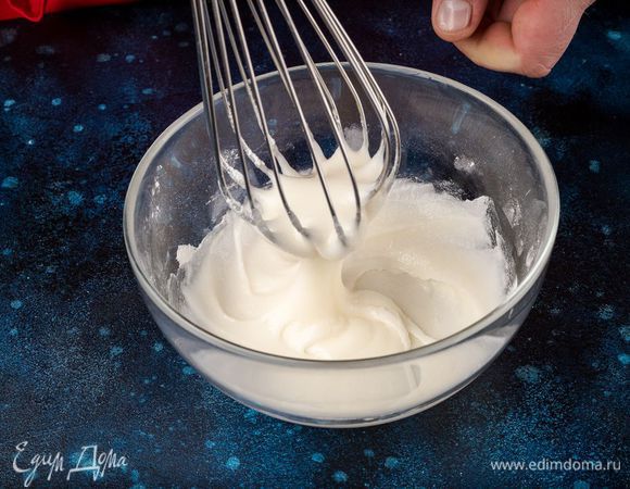 Добавьте масло и ванильный экстракт. Взбивайте, пока не смешается. 