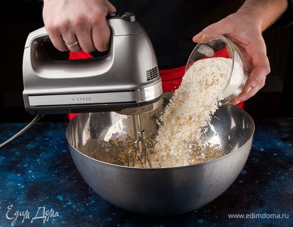 Смешайте муку, разрыхлитель, соду и корицу в миске. Все просейте и вмешайте в основное тесто. 