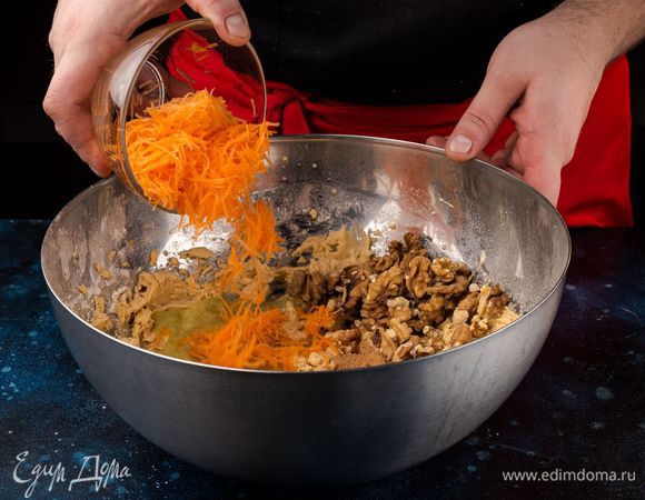 Добавьте тертую морковь, орехи, яблочный соус и перемешайте. 