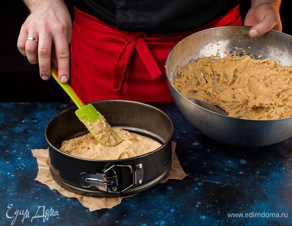 Выпекайте коржи около 20 минут (всего должно получиться 4 коржа, диаметр формы — 26 см). 