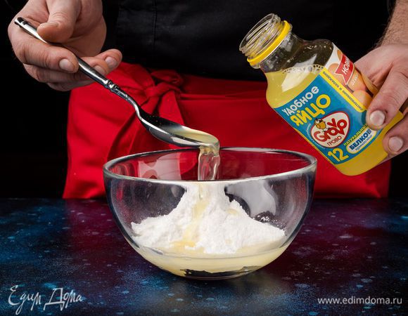 Приготовьте крем. Взбейте белок Grovo, сахарную пудру, ванильный сахар и лимонный сок.