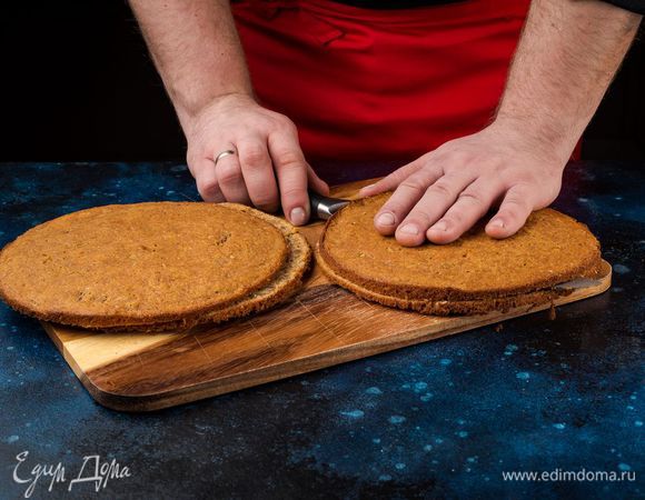 Разрежьте получившиеся коржи на 4 части.