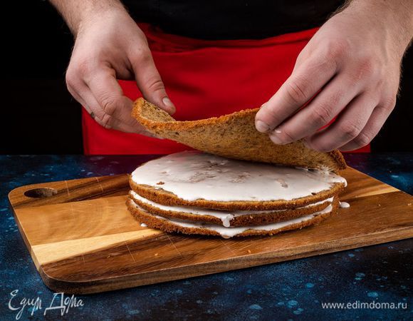 Промажьте коржи кремом и украсьте по желанию.
