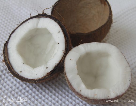 Самое сложное — это вскрыть кокос и достать мякоть.