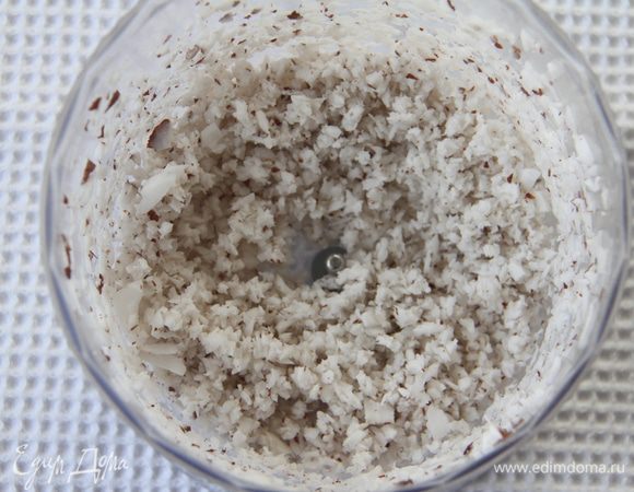 Мякоть половинки кокоса (100 г) измельчить блендером или на мясорубке.