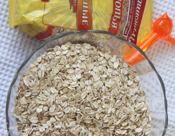 Отмерить 3 стакана овсяных хлопьев. Я использую геркулес ТМ «Националь».