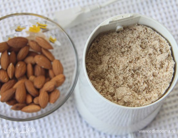 Миндаль измельчить в кофемолке.