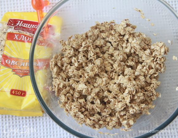 Овсяные хлопья залить стаканом кипятка (220 г).