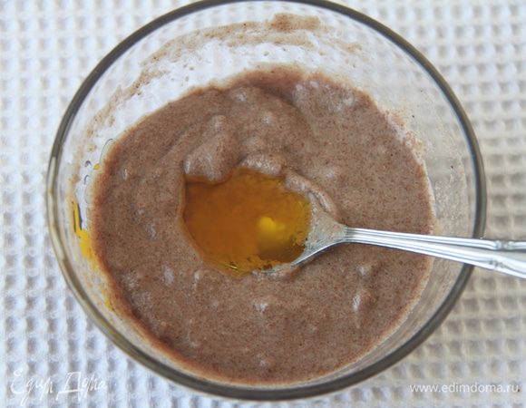 Постной заменой яйцам является смесь льняной муки с водой и льняным маслом (2 ст. л.+100 г+1 ч. л.).