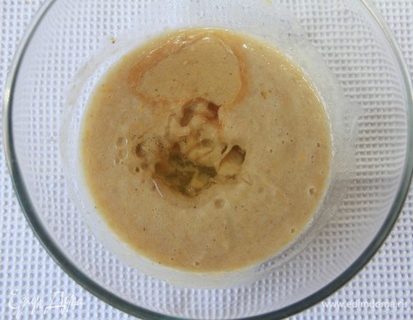 Добавить в тесто льняную смесь, растительное масло (в оригинальном рецепте миндальное), кленовый сироп (я заменила на имеющийся в наличии кукурузный), ванильный экстракт (у меня домашнего приготовления).