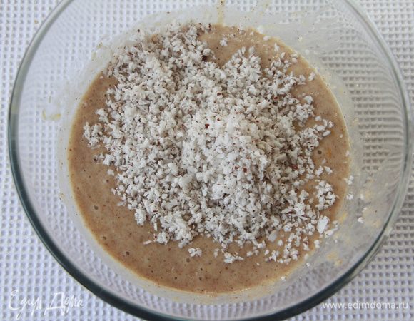 Добавить измельченный кокос.