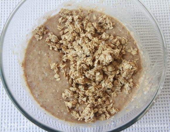 В тесто добавить геркулес, распаренный в кипятке.