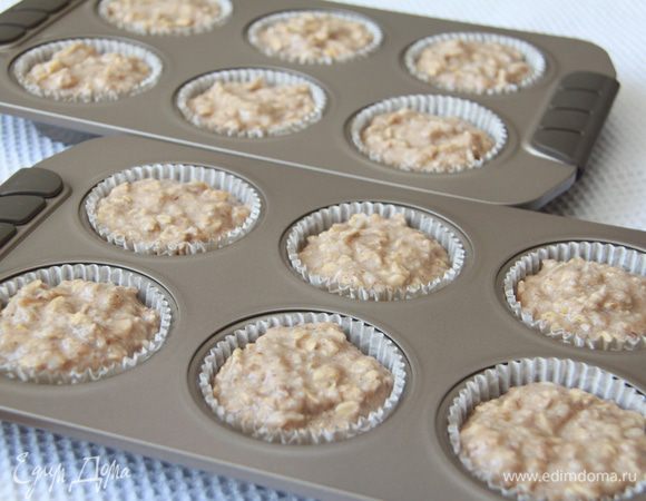 Духовку разогреть до 180-190°С (ориентируйтесь на свою духовку). Тесто разложить по формочкам.