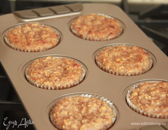 Выпекать до готовности. У меня процесс выпечки занял 40 минут.