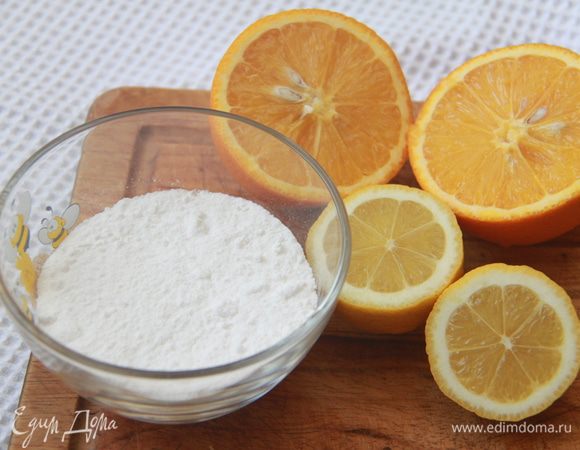 Сахар измельчить в кофемолке (или используйте готовую пудру). Из лимона и апельсина выжать сок.