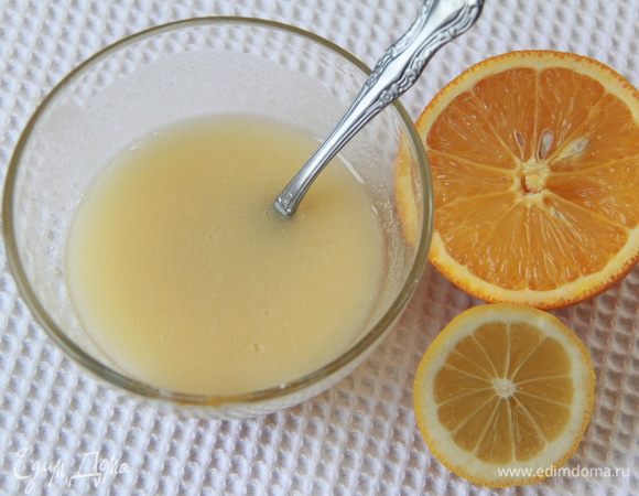 В сахарную пудру понемногу добавлять цитрусовый сок, размешивая и добиваясь нужной консистенции.