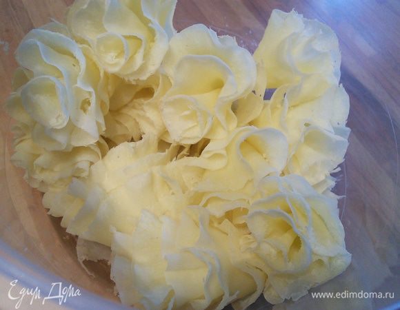 Пармезан натрите на терке. Подойдет любой из твердых сыров на ваш вкус. У меня сыр «Тет де Муан» — сорт швейцарского полутвердого сыра из непастеризованного коровьего молока, название которого в переводе означает «голова монаха». Если вам встретиться в продаже этот сыр, обязательно попробуйте! 