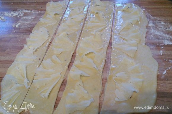 Тесто без добавок так же раскатать, смазать небольшим количеством оливкового масла, разрезать на полоски и выложить сыром.