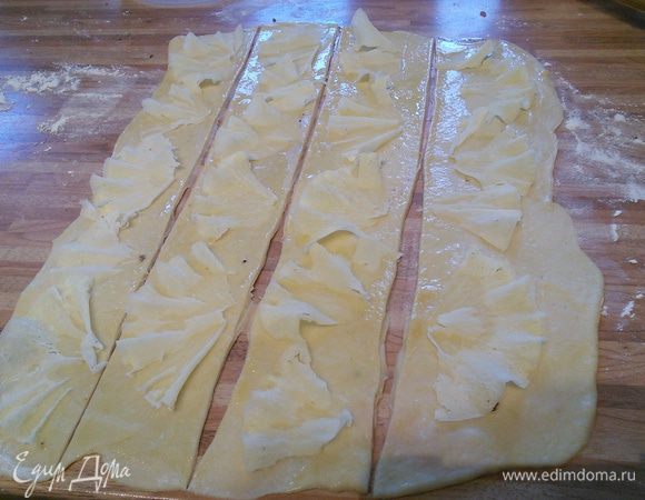 Тесто без добавок так же раскатать, смазать небольшим количеством оливкового масла, разрезать на полоски и выложить сыром.  