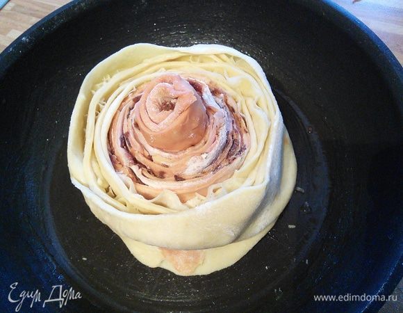 Обернуть спиралью вокруг томатного теста. 