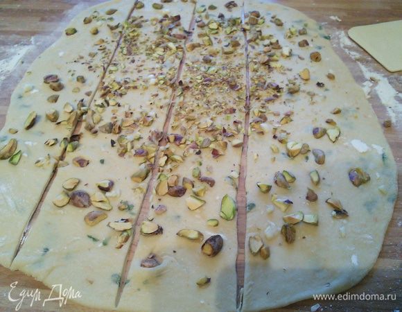 Базиликовое тесто обсыпать орешками и рубленым чесноком и поступить так же, как и с предыдущими.  