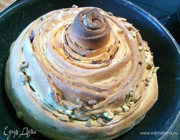 Выпекать хлеб в заранее разогретой до 180°С духовке 30 мин. Если хлеб начнет сверху зажариваться, накройте бумагой, а я просто переставила противень этажом ниже. Остудить на решетке. 