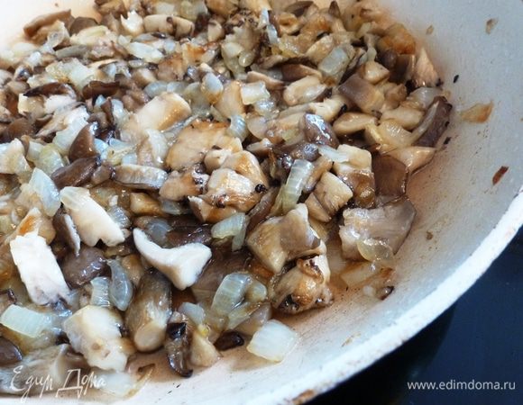 Лук нарежем мелким кубиком и обжарим его вместе с вешенками до мягкости и золотистого цвета. При жарке лука я добавила щепотку сахара.