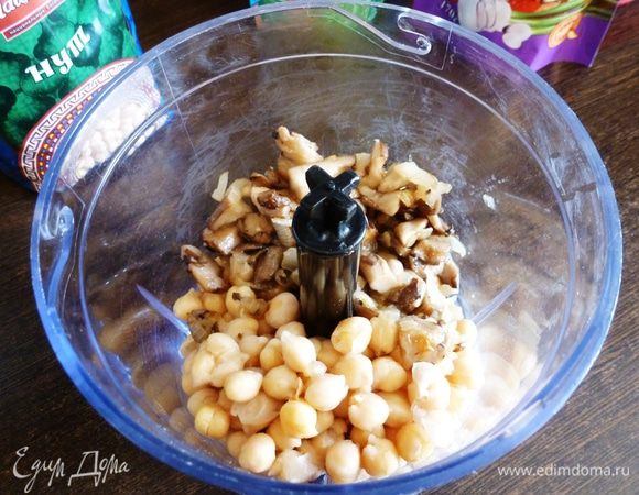 В чашу блендера кладем вареный нут, обжаренные лук и вешенки, грецкие орехи и измельчаем.