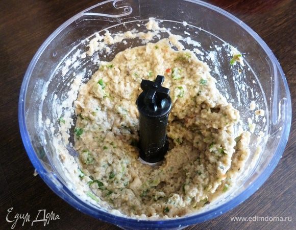 Зелень кинзы помоем, промокнем от влаги. Отрежем кусочек перца чили, если не любите остроту, то уберите семена. Кинзу и чили кладем к паштету и измельчаем еще раз. Пробуем на соль и если вам нравится, значит, готово!