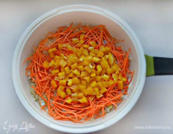 Очистите и мелко порежьте репчатый лук. Пассеруйте его на растительном масле на небольшом огне. Добавьте порезанный маленькими кубиками болгарский перец и перемешайте.