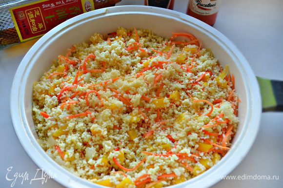 Добавьте овощи к кускусу, приправьте немного солью и залейте кипятком, следуя инструкции на упаковке (примерно 2 стакана). Закройте сковороду крышкой и дайте постоять 5-7 мин. Затем вилкой размешайте кускус, добавьте рисовый уксус (можно заменить яблочным, но количество в этом случае уменьшите до 0,5 ст. л.), соевый соус и кунжутное масло. Перемешайте!