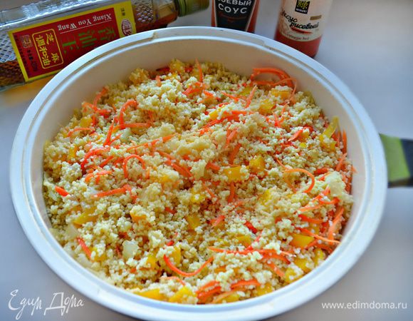 Добавьте овощи к кускусу, приправьте немного солью и залейте кипятком, следуя инструкции на упаковке (примерно 2 стакана). Закройте сковороду крышкой и дайте постоять 5-7 мин. Затем вилкой размешайте кускус, добавьте рисовый уксус (можно заменить яблочным, но количество в этом случае уменьшите до 0,5 ст. л.), соевый соус и кунжутное масло. Перемешайте!