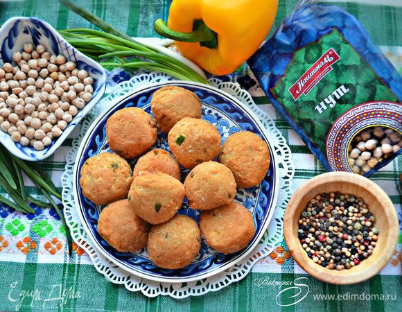 Затем выложите фалафель на блюдо и подавайте к столу. Приятного вам аппетита!