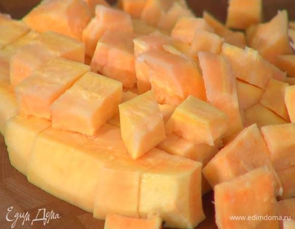 Батат почистить и нарезать небольшими кубиками.