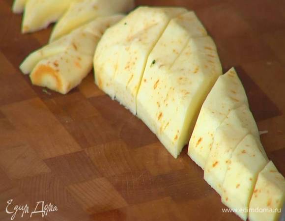 Морковь и пастернак почистить и нарезать небольшими кусочками.