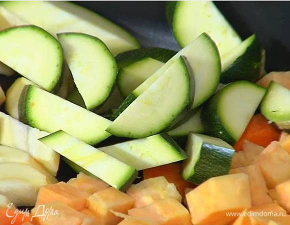 Цукини нарезать полукружьями толщиной около сантиметра.
