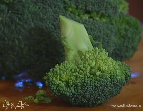 Брокколи разобрать на небольшие соцветия.